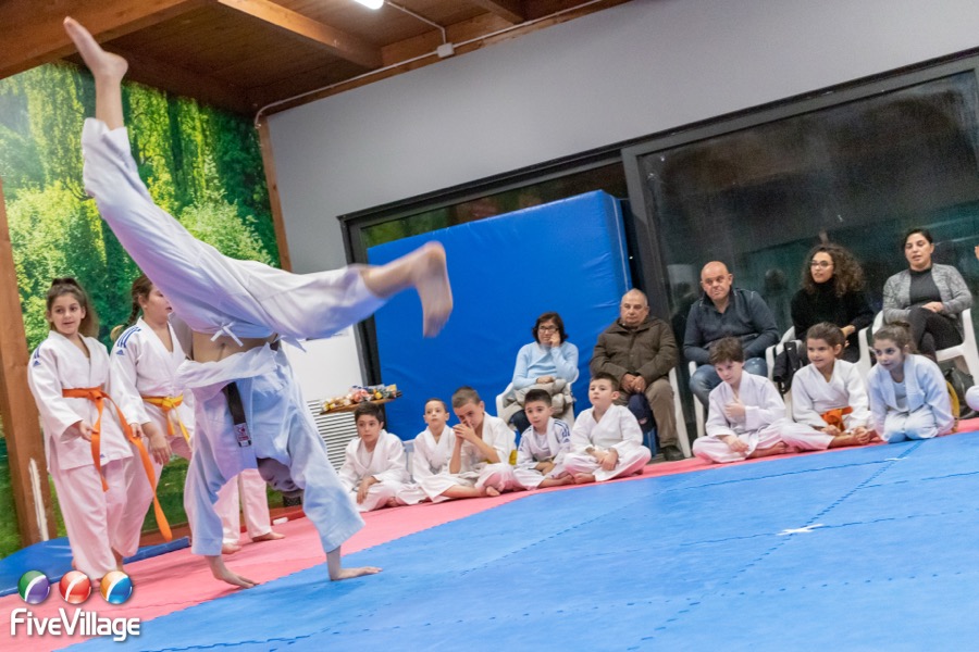 Bambini durante una dimostrazione di judo sul tatami del Five Village