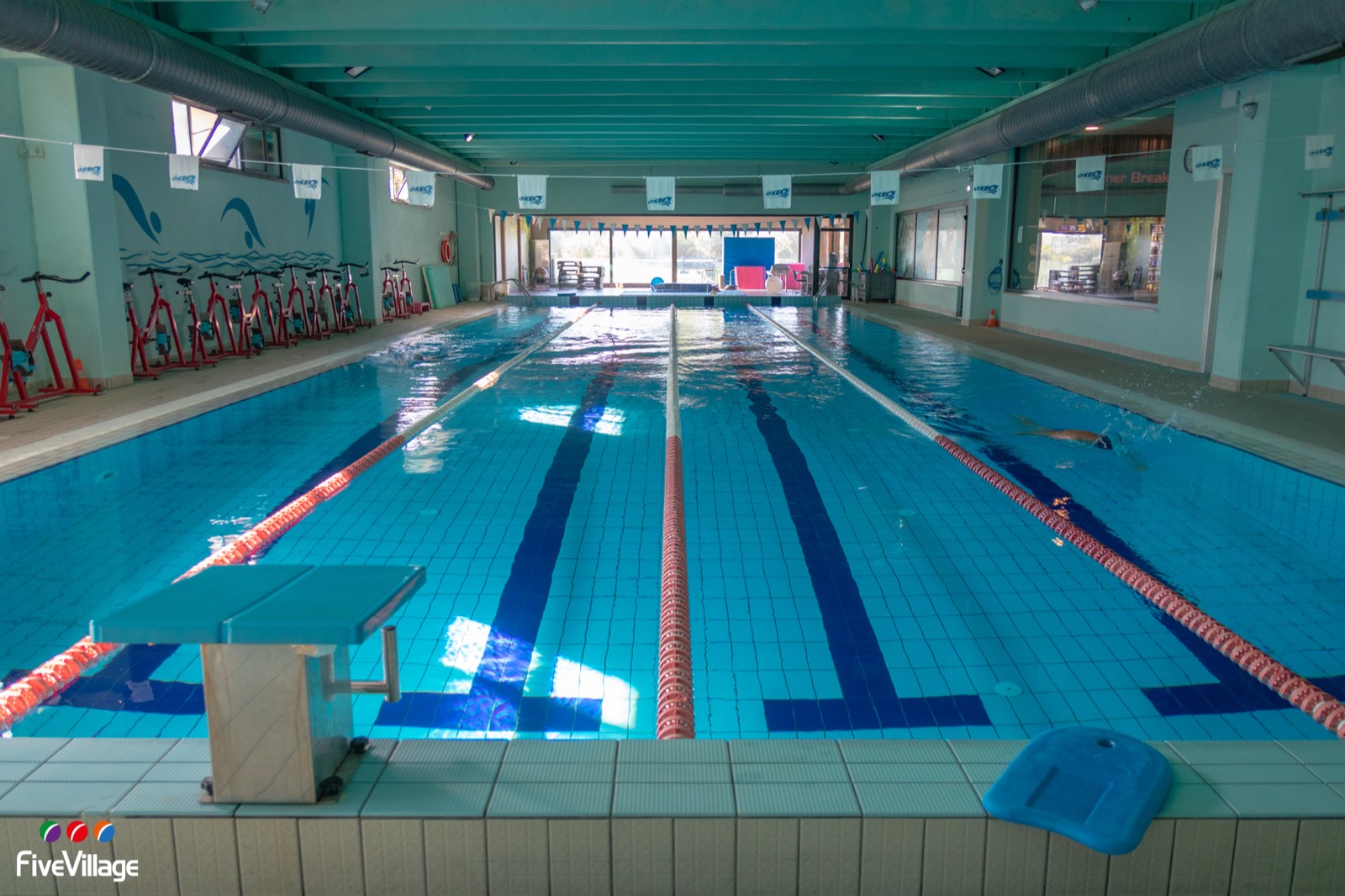 La piscina coperta del Five Village a Nereto vista dal blocco di partenza